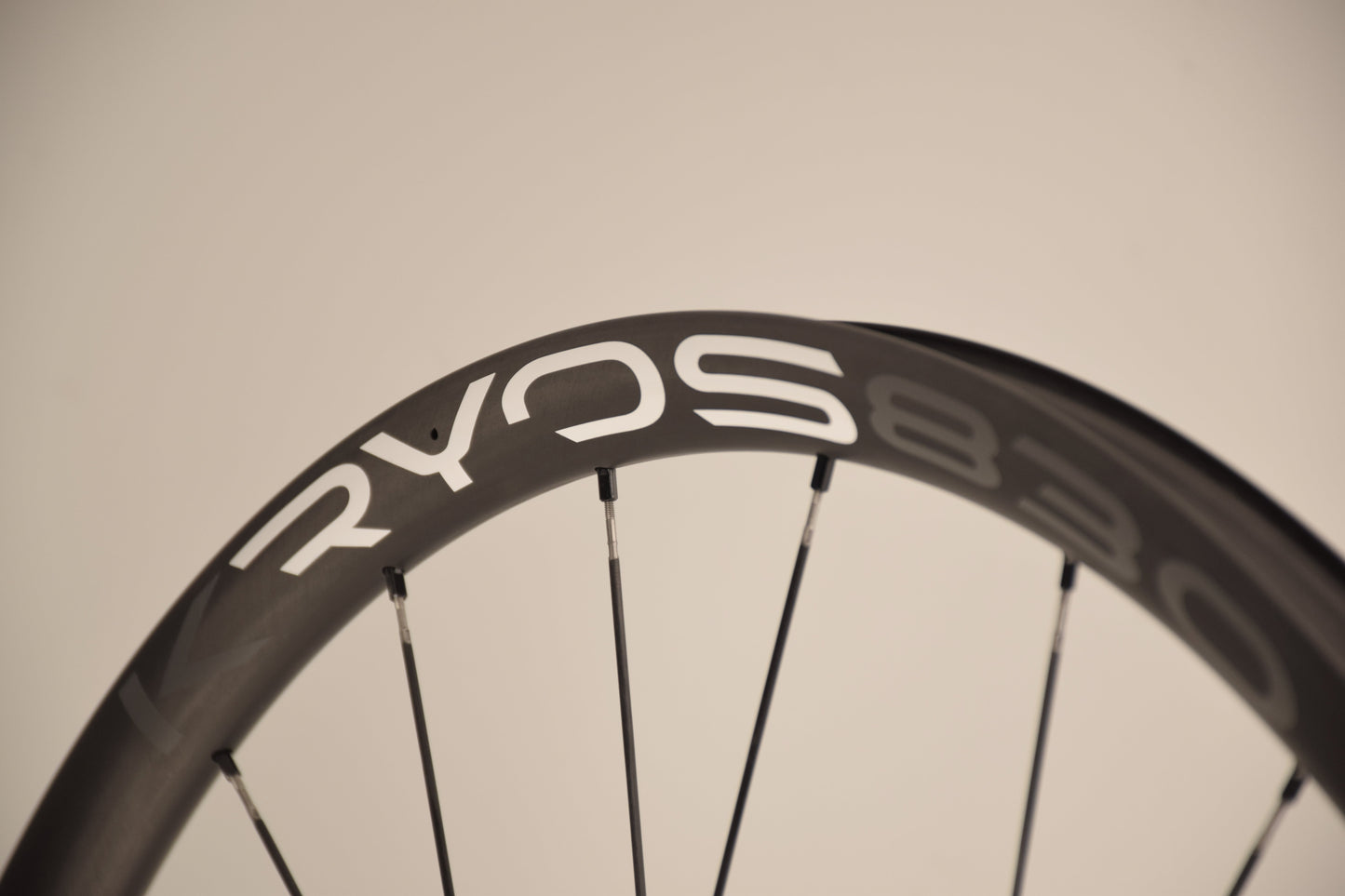 Ruote Carbon Kryos 830 Disc - 830g, Raggi Carbonio/Titanio